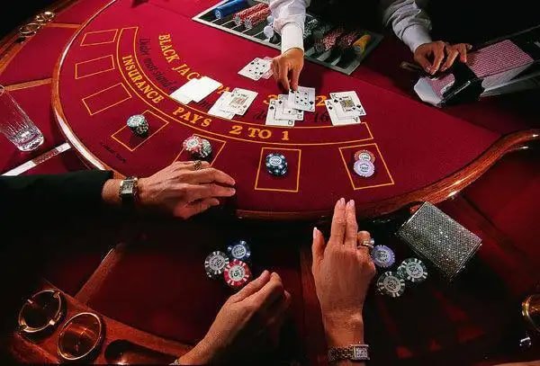 Dealer live Andar Bahar di studio idnarena dengan kamera multi-sudut